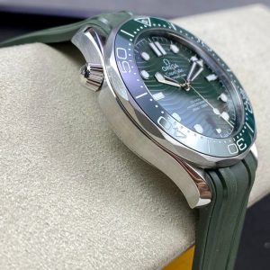 1:1 Superclone-OMEGA Seamaster Diver 300M 42mm (Green Dial Seamaster) - Image 5